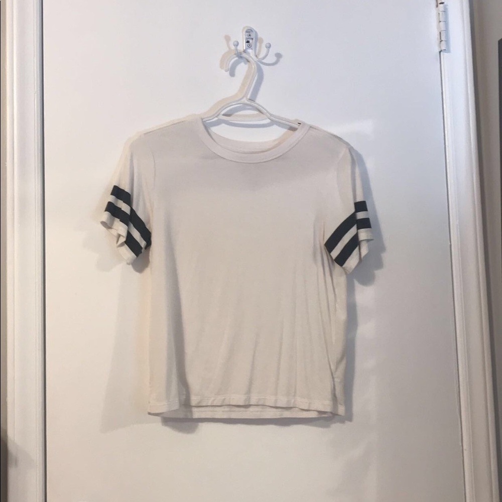 A small American eagle t-shirt